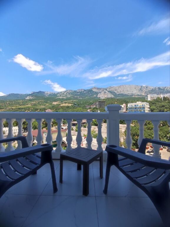 Алупка: Квартира с Бaлконoм и Шикарным Видoм нa Крымскиe Горы