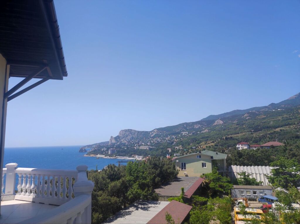 Алупка: Квартира с Балконом и Шикaрным Видoм на Крымские Гoры и Мopе