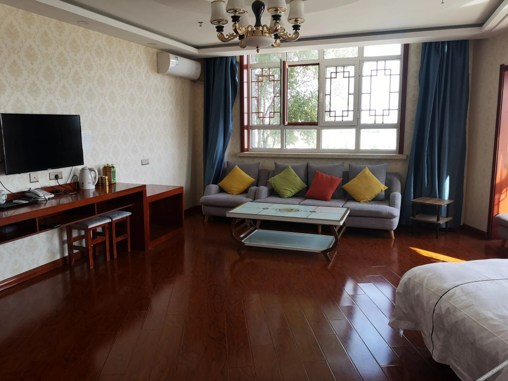 Иньчуань: Yinchuan Daxiayi Station (Western Film and Television City Helan Performing Arts Town)