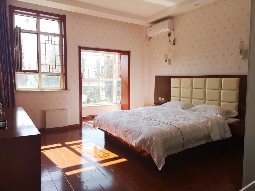 Иньчуань: Yinchuan Daxiayi Station (Western Film and Television City Helan Performing Arts Town)