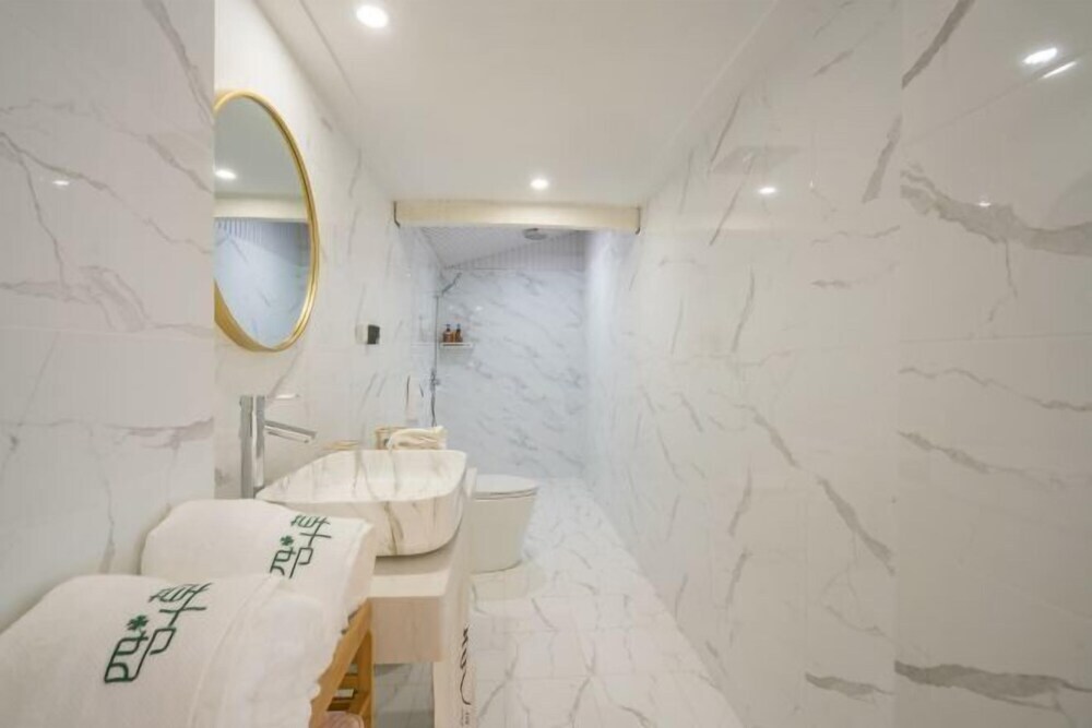 Цзинхун: Lucky Clover Hotel