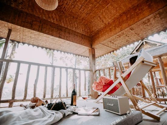 Цзинхун: Lucky Clover Hotel