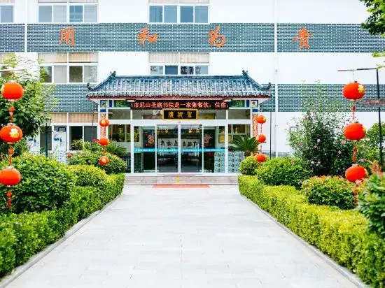 Цзинин: Qufu Lake Villa
