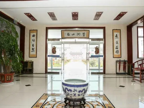 Цзинин: Qufu Lake Villa