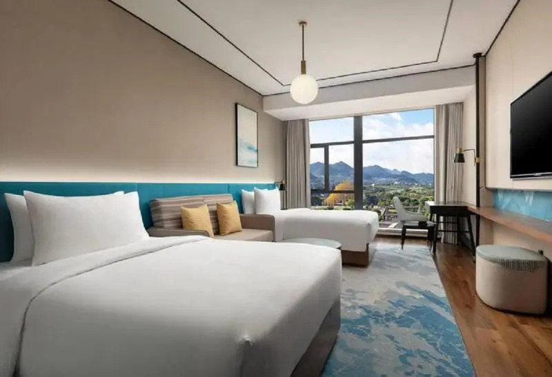 Синъи: Hilton Garden Inn Xingyi Wanfenglin