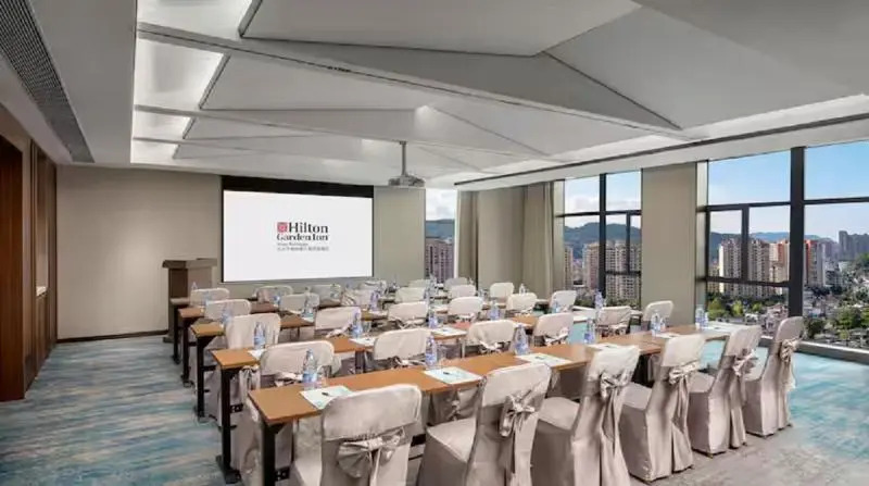 Синъи: Hilton Garden Inn Xingyi Wanfenglin