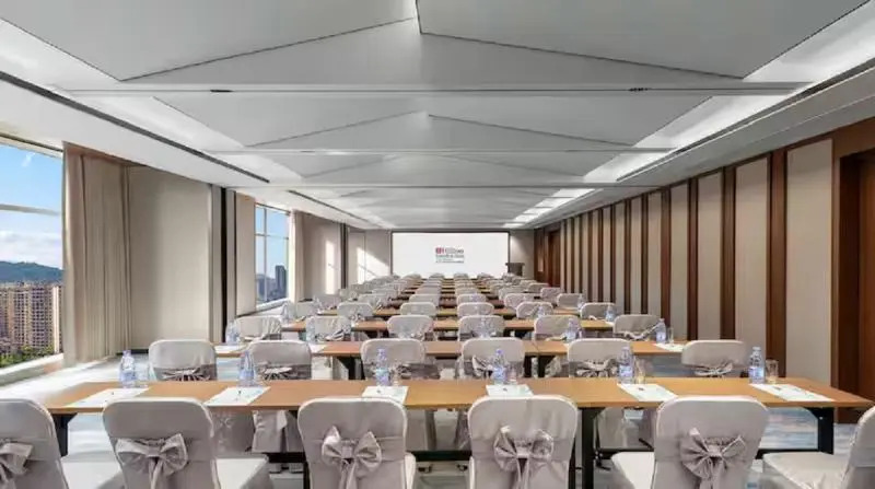 Синъи: Hilton Garden Inn Xingyi Wanfenglin