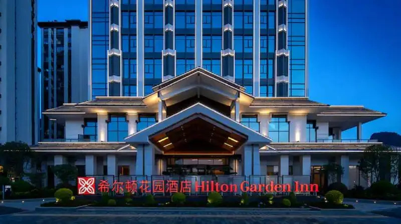 Синъи: Hilton Garden Inn Xingyi Wanfenglin