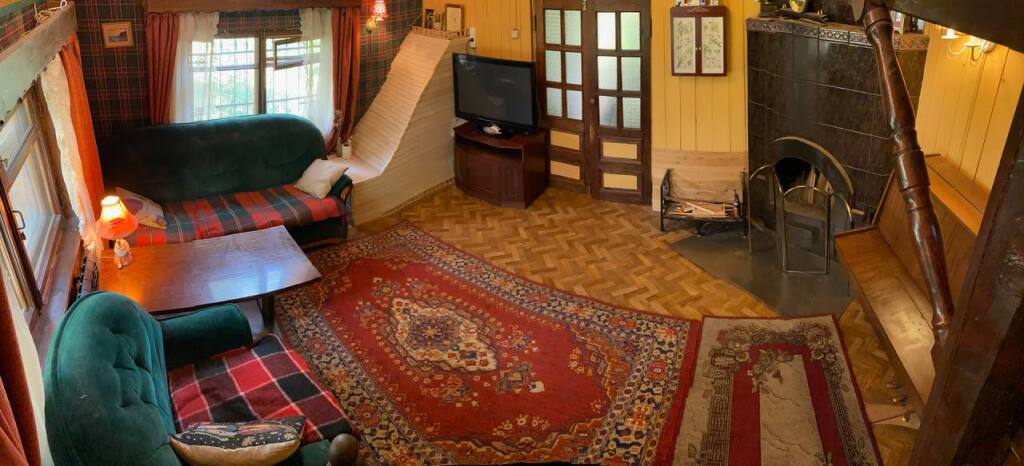 Луга: Частный дом Дом у реки в английском стиле