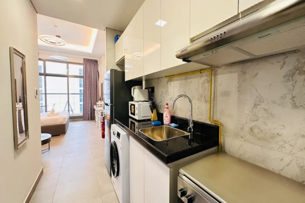 Дубай: Luxurious Studio Apartment Burj View with Balcony Free Parking by Belvilla