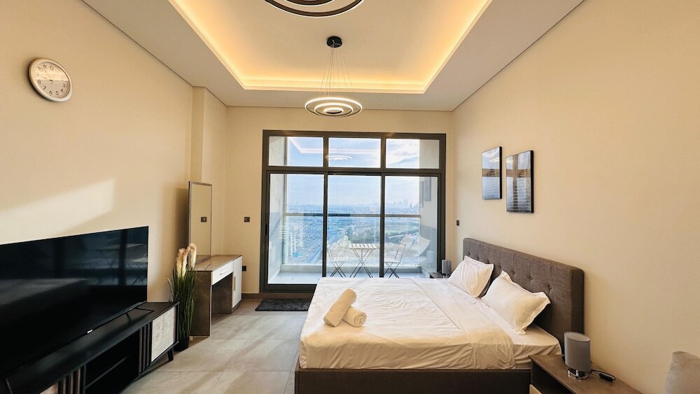 Дубай: Luxurious Studio Apartment Burj View with Balcony Free Parking by Belvilla