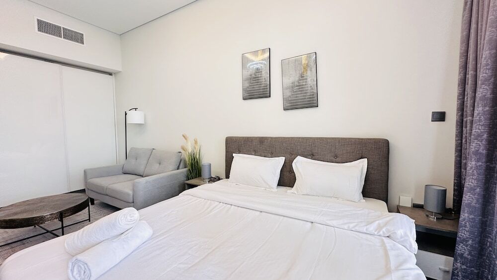 Дубай: Luxurious Studio Apartment Burj View with Balcony Free Parking by Belvilla