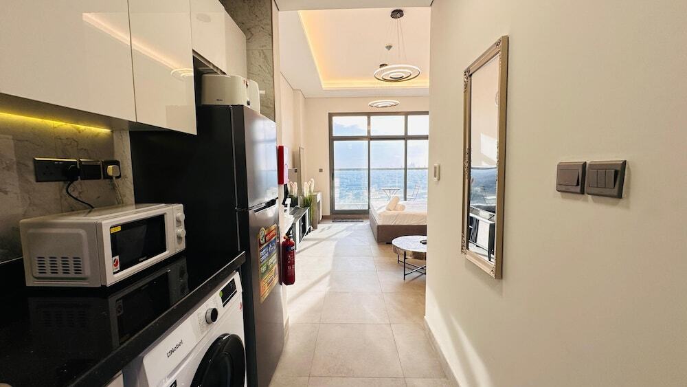 Дубай: Luxurious Studio Apartment Burj View with Balcony Free Parking by Belvilla