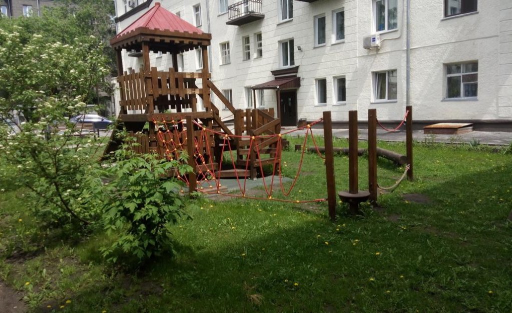 Новосибирск: Диван и чемодан на Коммунистической