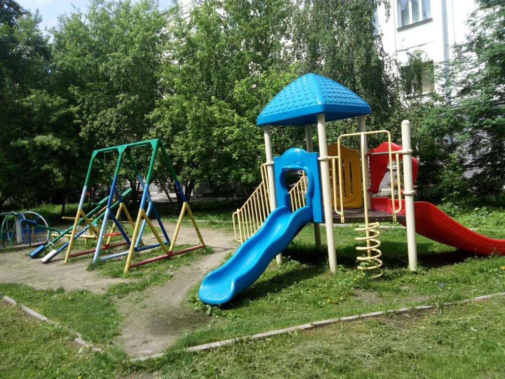 Новосибирск: Диван и чемодан на Коммунистической
