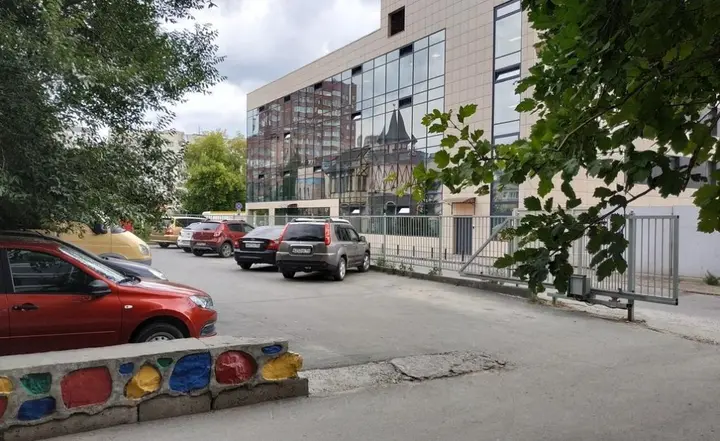 Новосибирск: Диван и чемодан на улице Ольги Жилиной 58