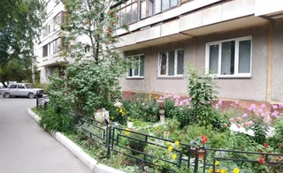 Новосибирск: Диван и чемодан на улице Ольги Жилиной 58