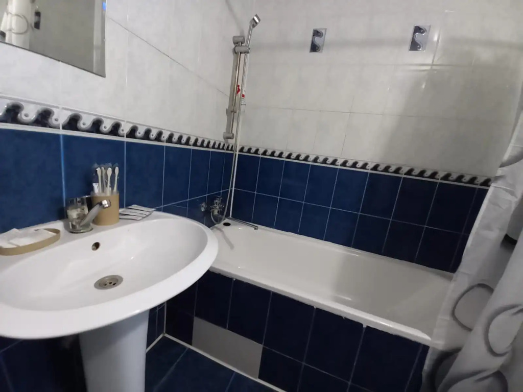 Актобе: Квартира N75 Две большие кровати в Центр Вселенной Mr.HOUSE