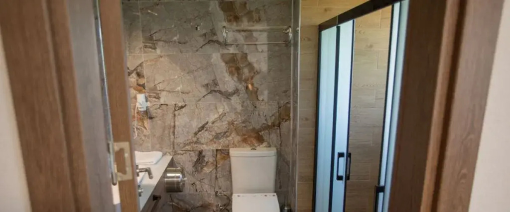 Бурхание: E-87 Highway Otel