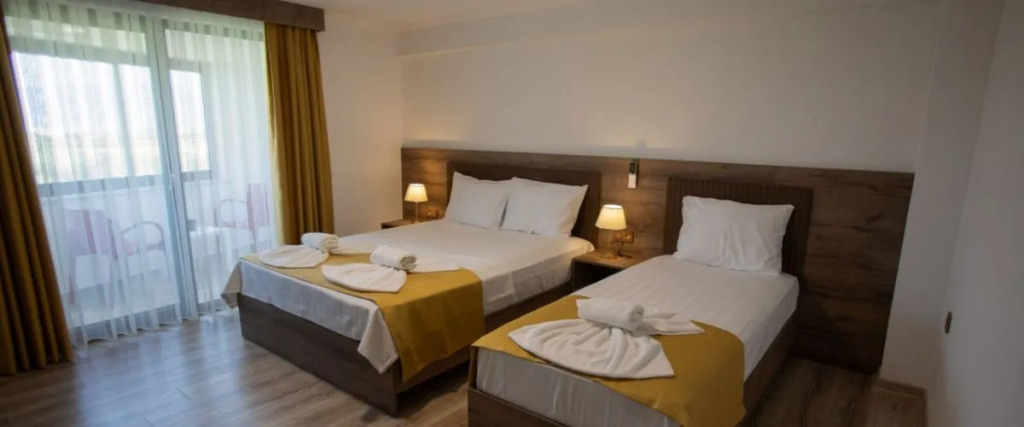 Бурхание: E-87 Highway Otel