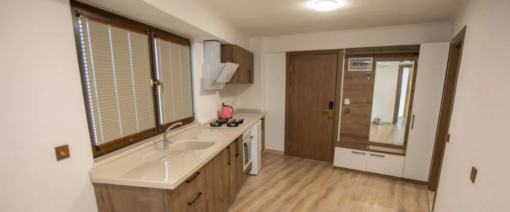Бурхание: E-87 Highway Otel