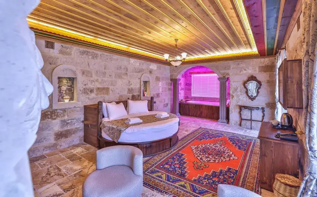 Учисар: Noble Crown Stone House