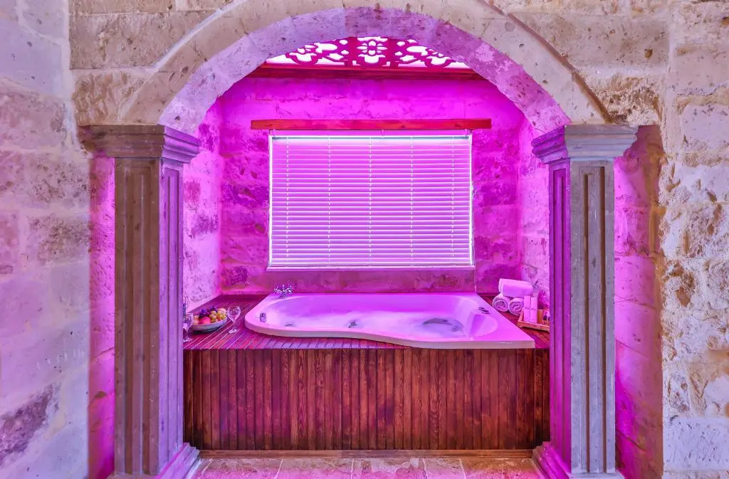Учисар: Noble Crown Stone House