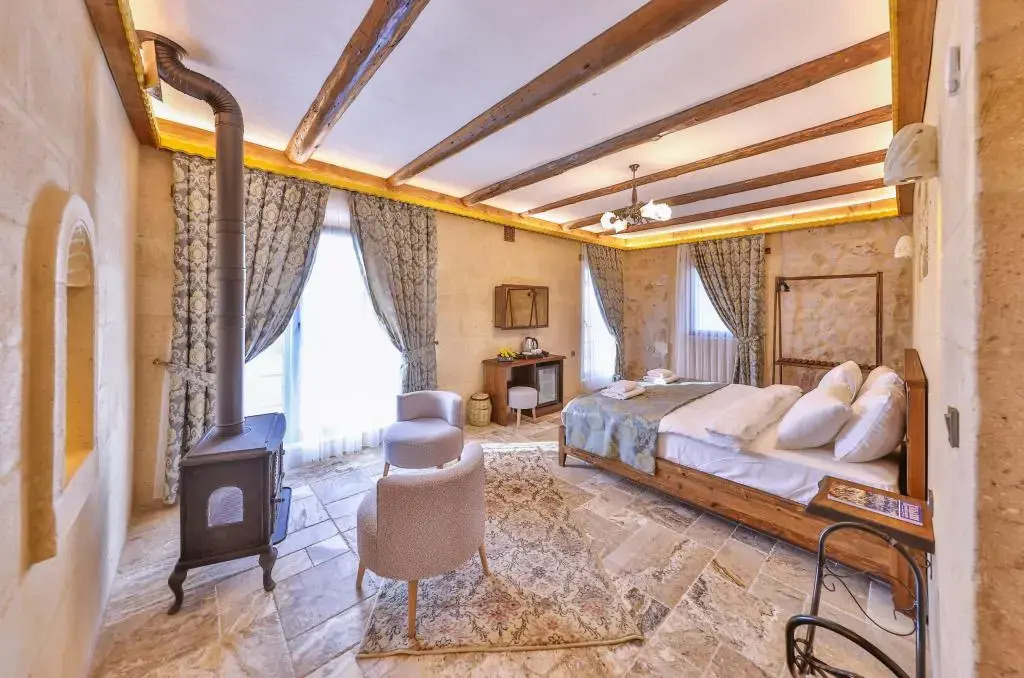 Учисар: Noble Crown Stone House