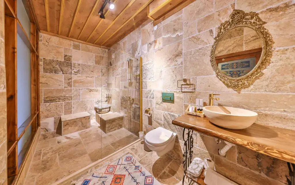 Учисар: Noble Crown Stone House