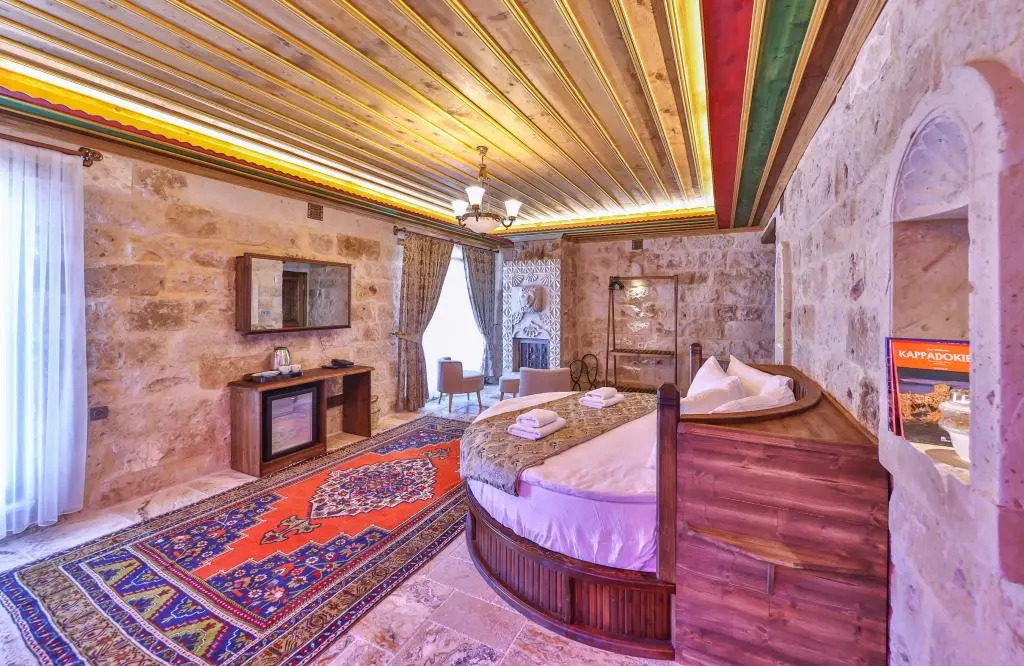 Учисар: Noble Crown Stone House