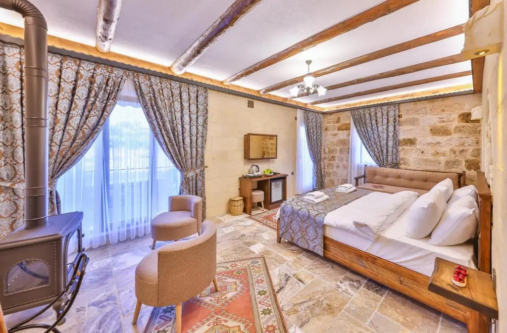 Учисар: Noble Crown Stone House