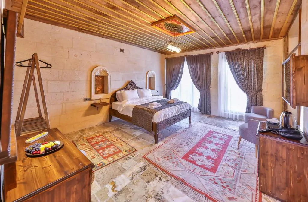 Учисар: Noble Crown Stone House