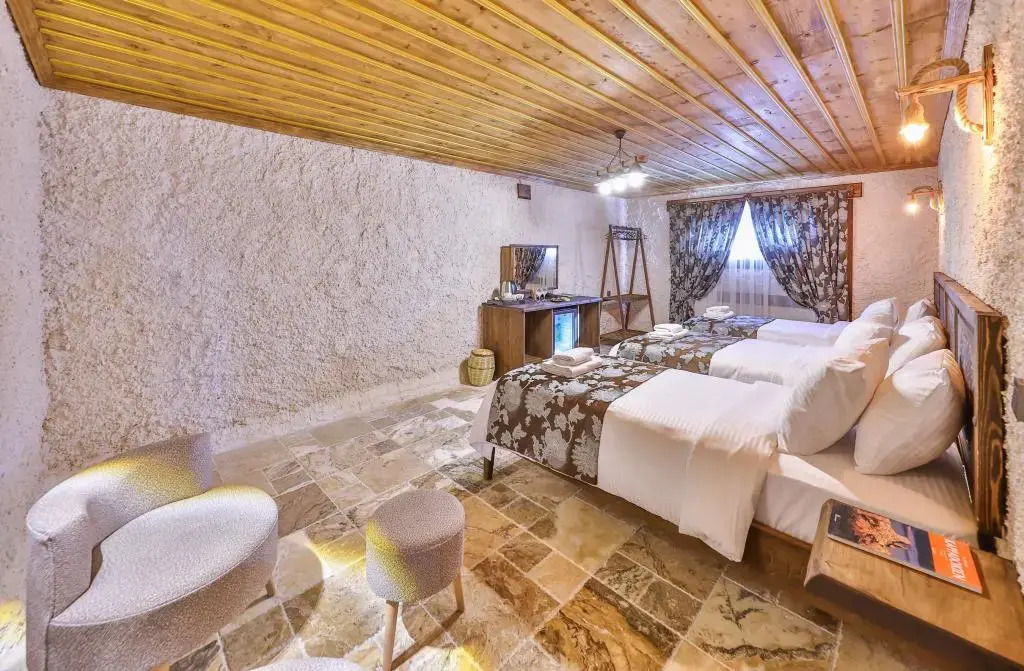 Учисар: Noble Crown Stone House
