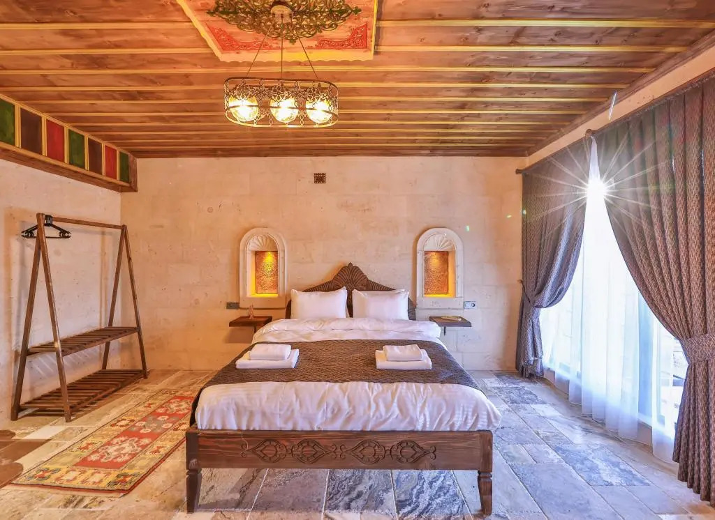 Учисар: Noble Crown Stone House