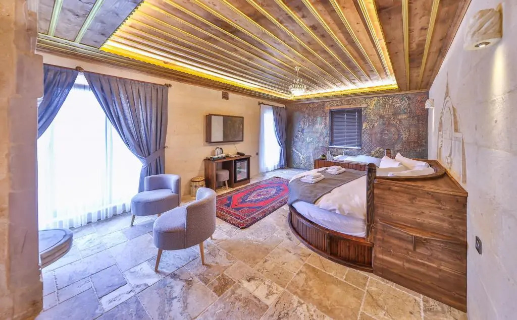 Учисар: Noble Crown Stone House