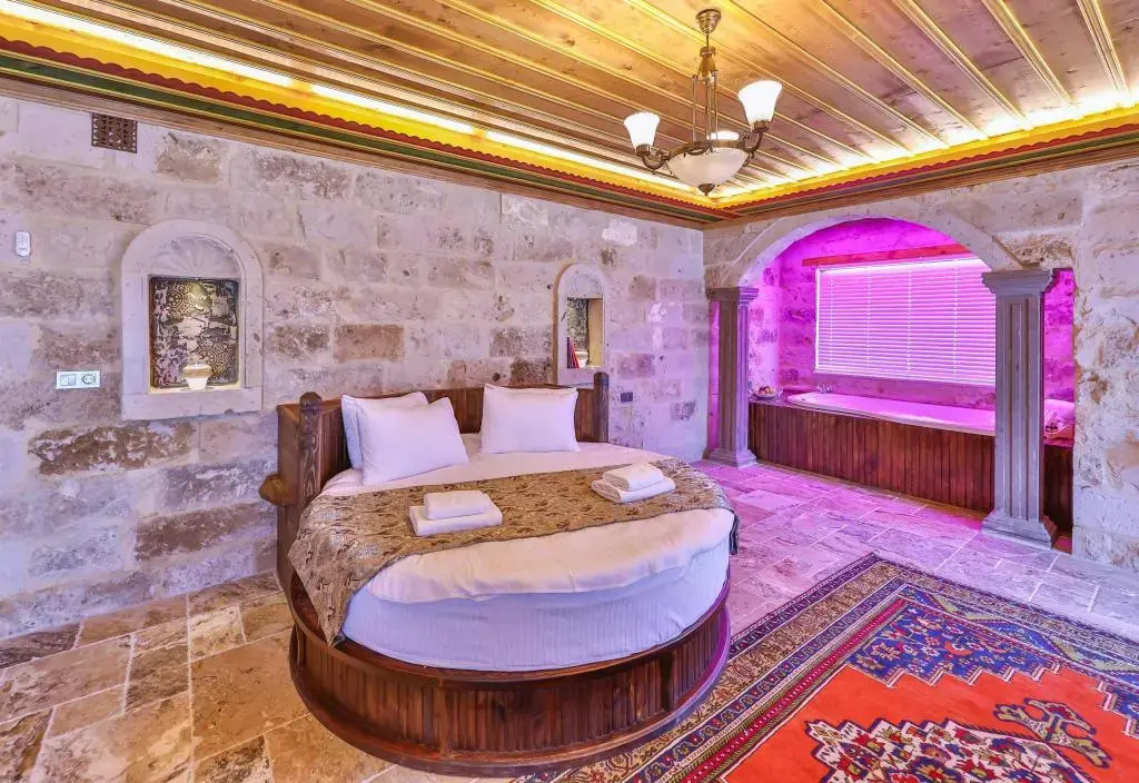 Учисар: Noble Crown Stone House