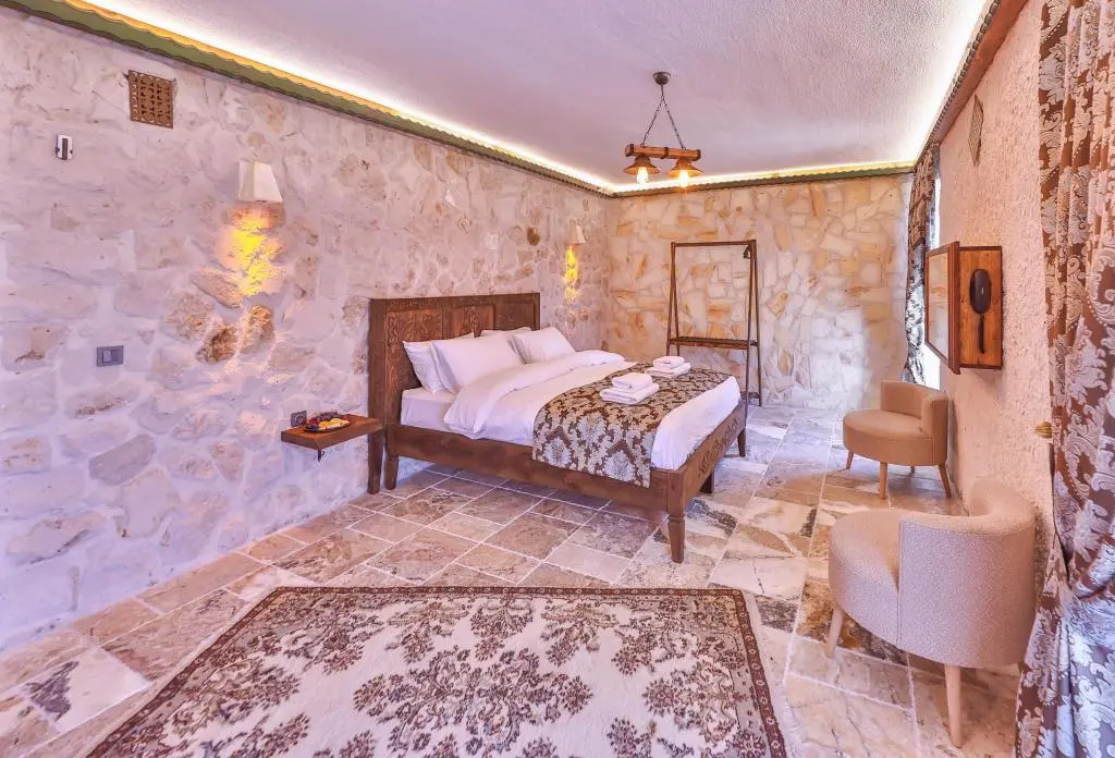 Учисар: Noble Crown Stone House