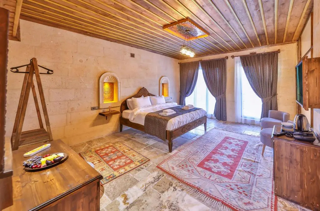 Учисар: Noble Crown Stone House