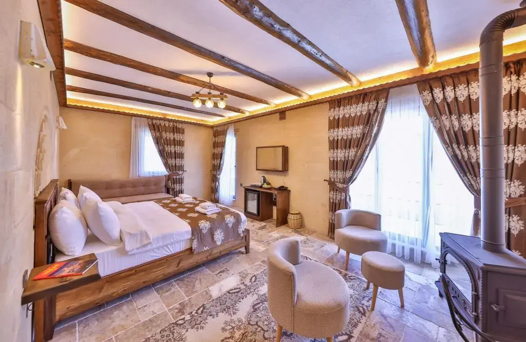 Учисар: Noble Crown Stone House