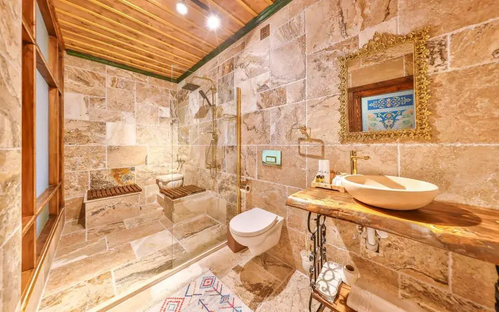 Учисар: Noble Crown Stone House