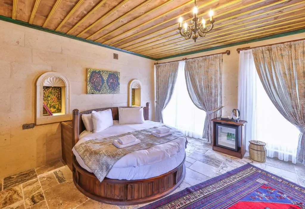 Учисар: Noble Crown Stone House