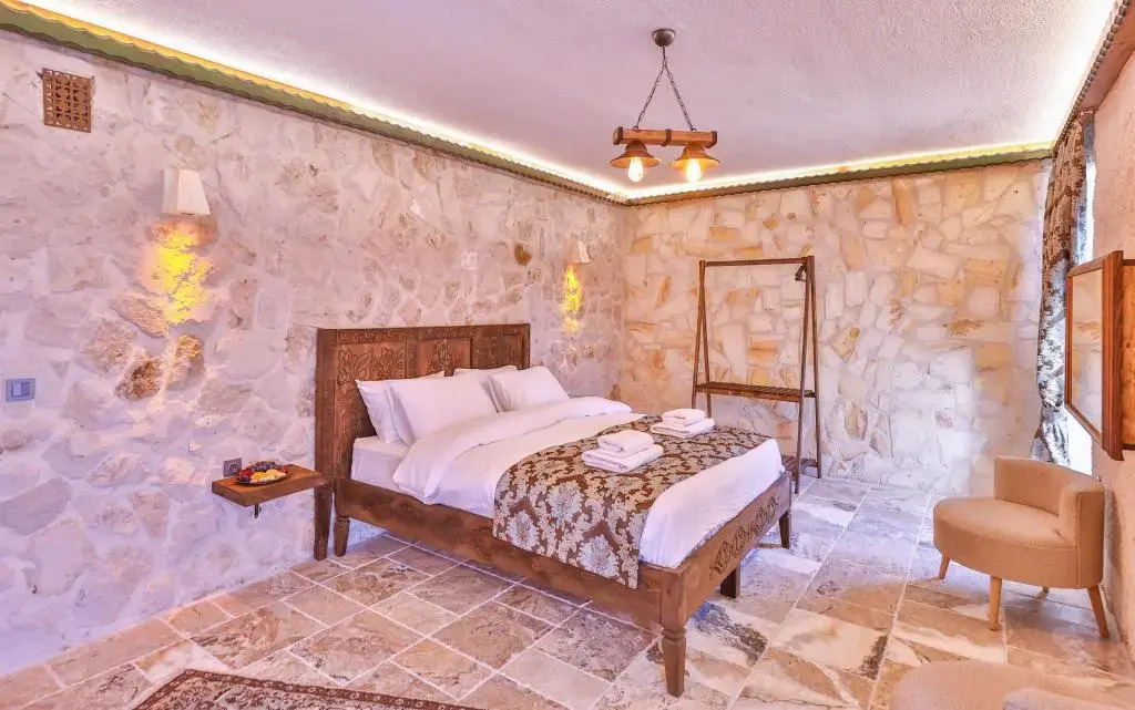 Учисар: Noble Crown Stone House