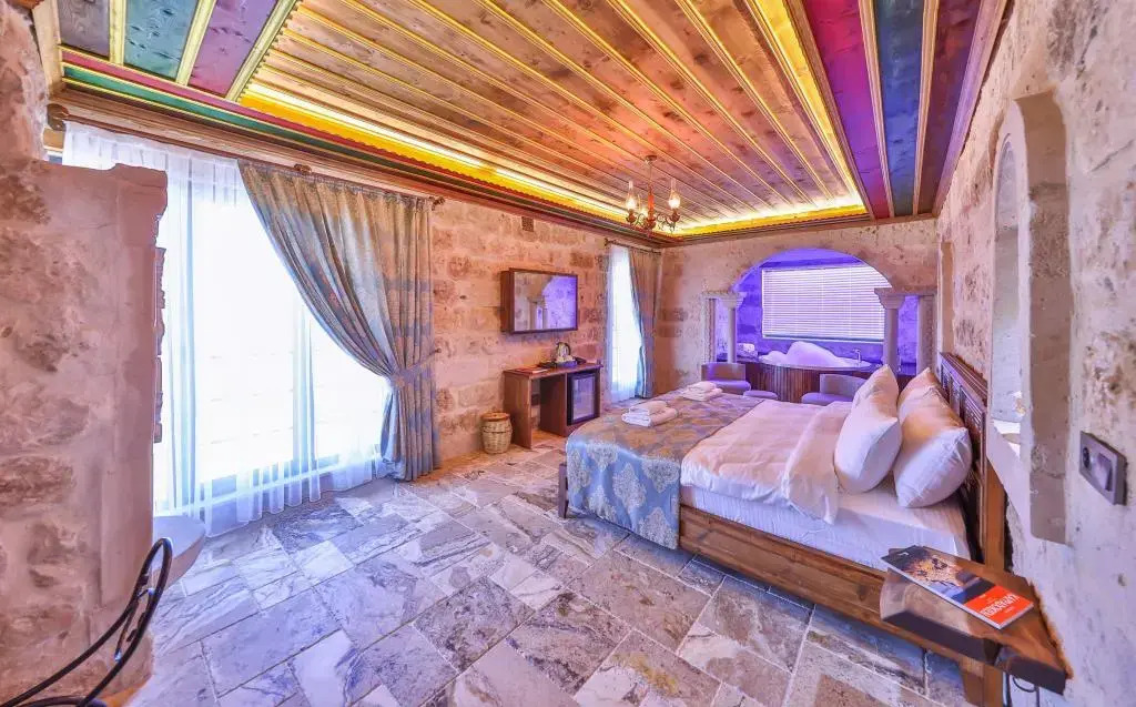 Учисар: Noble Crown Stone House