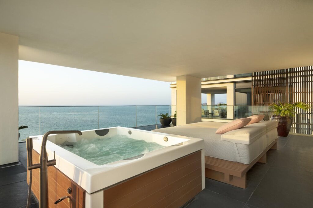 Дубай: Caesars Palace Bluewaters Dubai
