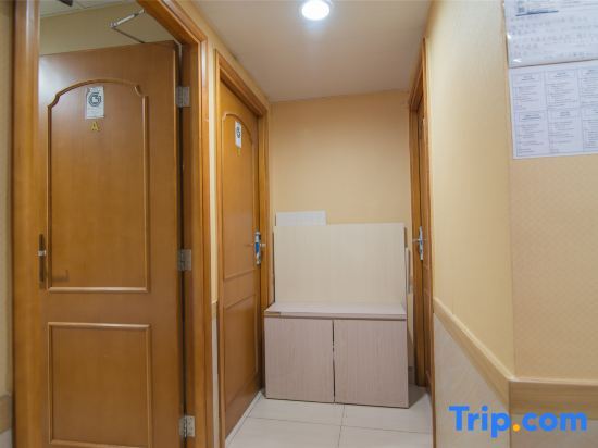 Коулун: Ever Easy Hotel (Mongkok MTR Exit E1)