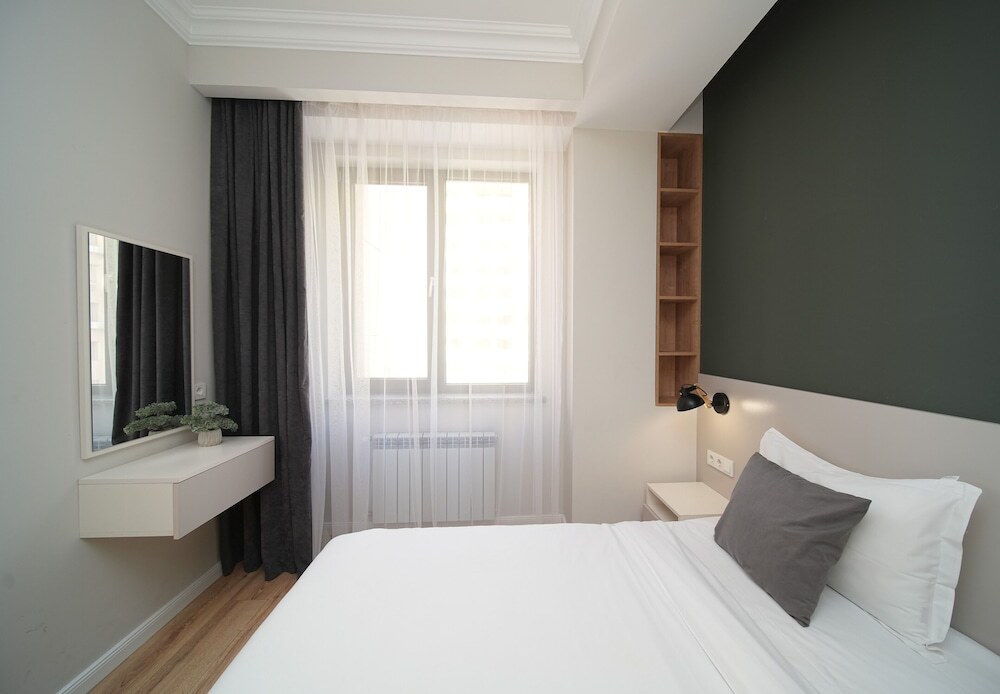 Ереван: Modern 1-bedroom apartment by Sweet Home