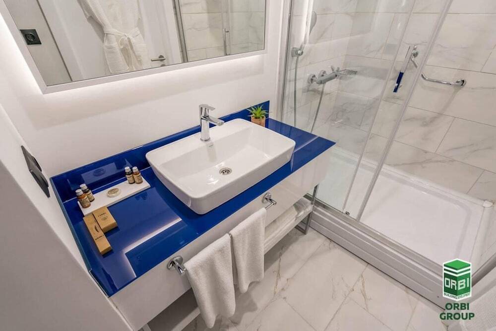 Двухкомнатные апартаменты Orbi City, 27 этаж, вид на горы и море — фото 4