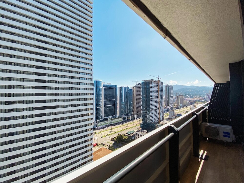 Двухкомнатные апартаменты Orbi City, 27 этаж, вид на горы и море — фото 3
