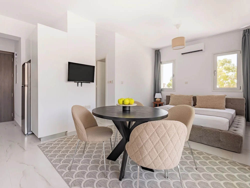 Лимассол: Sanders Cruise - Lovely Studio Apt With Balcony