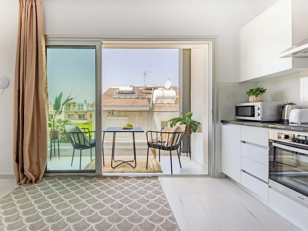 Лимассол: Sanders Cruise - Elegant Studio Apt With Balcony